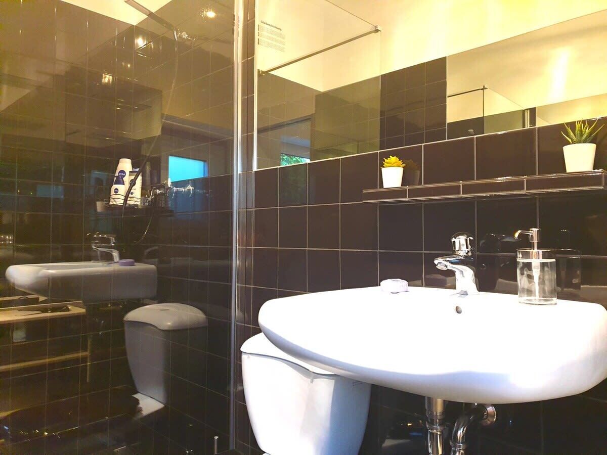 Shower, hair dryer, towels, shampoo