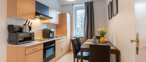 Geladeira, micro-ondas, fogão, cooktop