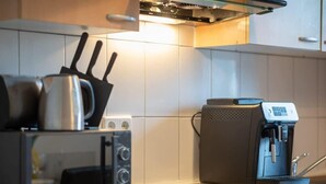 Een koffiezetapparaat/waterkoker, een koelkast, een microgolfoven