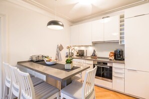 Geladeira, fogão, cooktop, cafeteira/chaleira