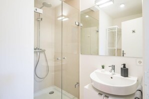 Ducha, secador de pelo, toallas y champú