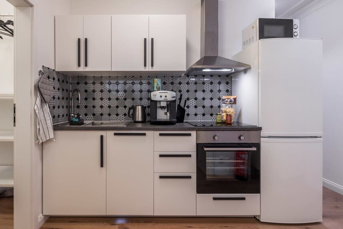 Kühlschrank, Mikrowelle, Ofen, Herdplatte