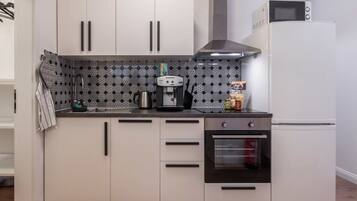 Kühlschrank, Mikrowelle, Ofen, Herdplatte