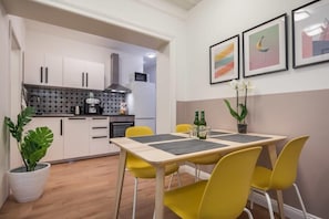 Dining - Charming Apartment in prime location (Hamburg)