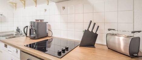 Réfrigérateur, micro-ondes, four, plaque de cuisson