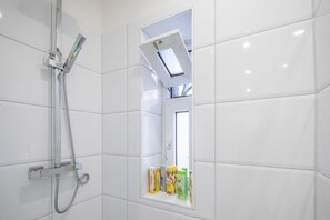 Shower, hair dryer, towels, shampoo - Spacious Two  BR Close To Stadtpark and Street Parking (Hamburg)