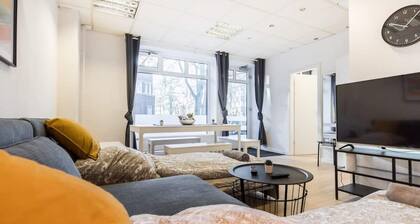 Spacious Two BR Close To Stadtpark and Street Parking