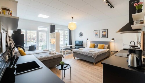 Spacious Two  BR Close To Stadtpark and Street Parking
