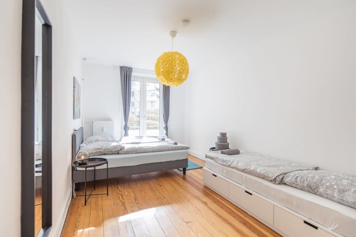 1 dormitorio, tabla de planchar con plancha, wifi y ropa de cama