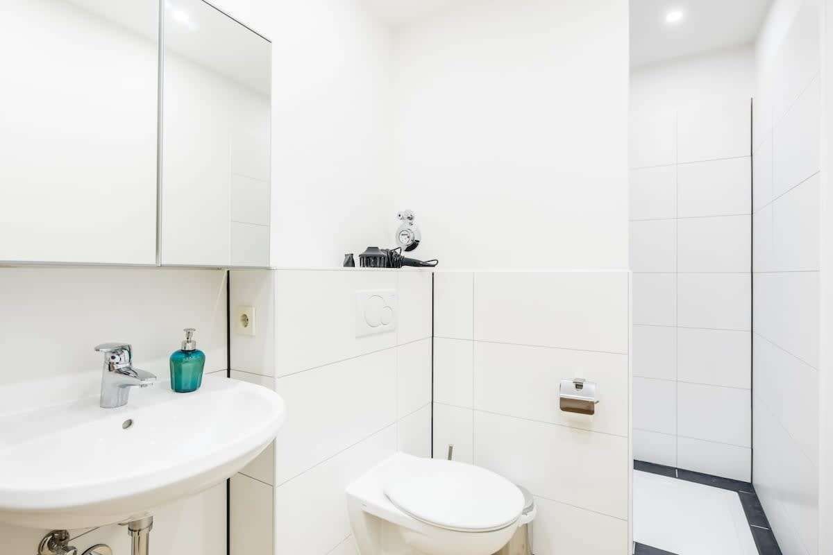 Douche, sèche-cheveux, serviettes fournies