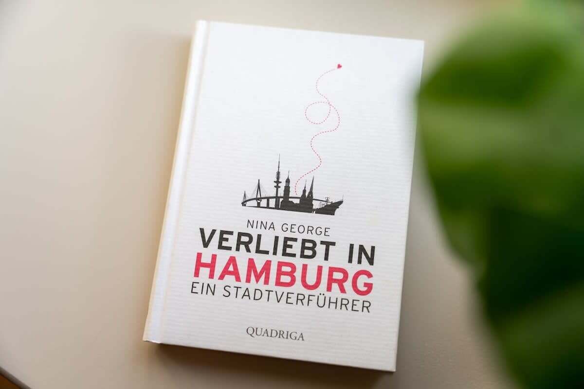 A book titled "VERLIEBT IN HAMBURG EIN STADTVERFÜHRER" by Nina George.