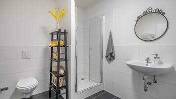 Dusche, Haartrockner, Handtücher, Shampoo