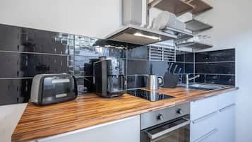 Jääkaappi, mikroaaltouuni, uuni, liesi