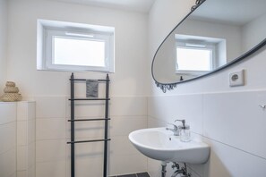 Douche, sèche-cheveux, serviettes fournies, shampoing