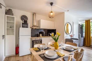 Kühlschrank, Mikrowelle, Ofen, Herdplatte