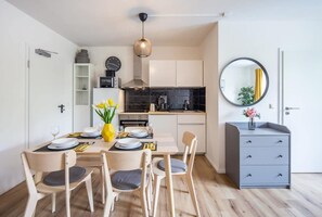 Frigorífico, microondas, horno y placa de cocina