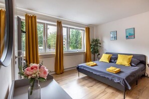 Een strijkplank/strijkijzer, wifi, beddengoed