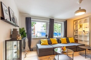 TV, offices - 3 Bedroom apartment in great location (Hamburg)