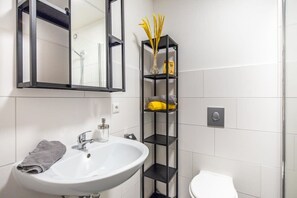 Een douche, een haardroger, handdoeken, shampoo