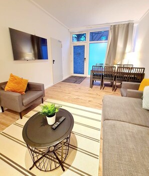 TV, offices - Apartment 1 Hamburg Winterhude (Hamburg)