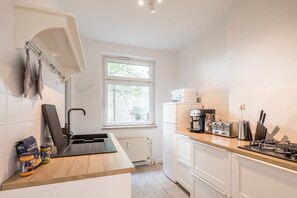 Kühlschrank, Mikrowelle, Wasserkocher mit Kaffee-/Teezubehör, Toaster