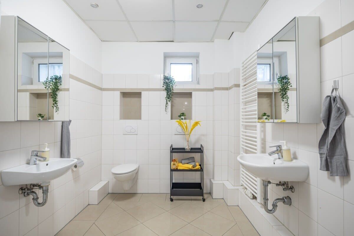 Regadera, secadora de cabello, toallas 