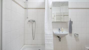 Dusche, Haartrockner, Handtücher