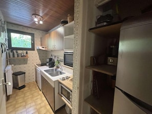 Microwave, oven, dishwasher, coffee/tea maker