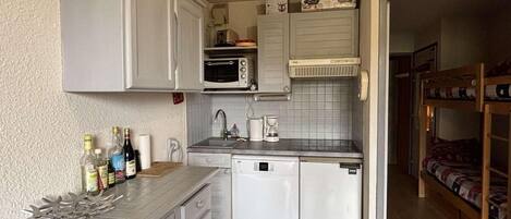 Mikrobølgeovn, ovn, kaffe-/temaskine, brødrister