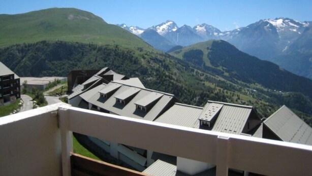 A view of a mountainous landscape with snow-capped peaks in the background. - 80m from shops, 4th floor, balcony, tv, ski locker, 23m², Alpe d'Huez (L'Alpe d'Huez)