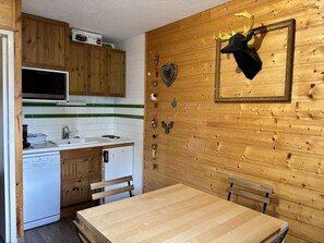 Microwave, oven, coffee/tea maker, toaster - 100m from resort center, 1st floor, balcony, tv, 25m², Alpe d'Huez (L'Alpe d'Huez)