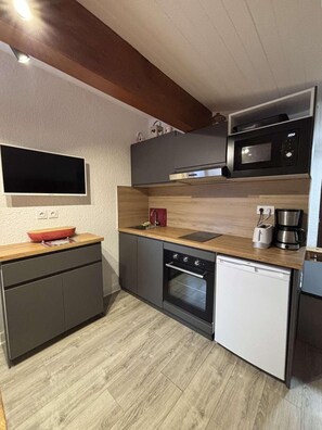 Microwave, oven, dishwasher, coffee/tea maker