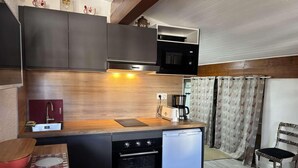 A compact kitchen with a microwave, oven, and dishwasher. - 20m from ski slopes, 6th floor, tv, ski locker, 27m², Alpe d'Huez (L'Alpe d'Huez)