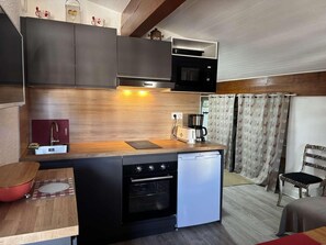 Microwave, oven, coffee/tea maker, toaster - 20m from ski slopes, 6th floor, tv, ski locker, 27m², Alpe d'Huez (L'Alpe d'Huez)