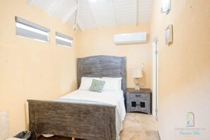 1 bedroom, in-room safe, laptop workspace, iron/ironing board - Near Dover Beach Apt with Private Patio & Parking (Oistins)