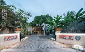 Property grounds - Near Dover Beach Apt with Private Patio & Parking (Oistins)
