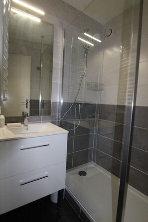 Bathroom - 10m from resort center, 2nd floor, balcony, tv, ski locker, 28m², Alpe d'Huez (L'Alpe d'Huez)