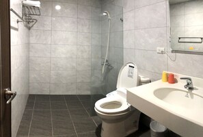Combined shower/bathtub, hair dryer, towels, soap