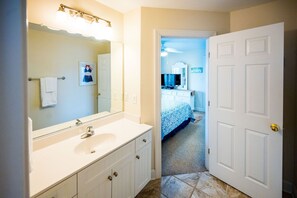 5 habitaciones, tabla de planchar con plancha y wifi gratis 