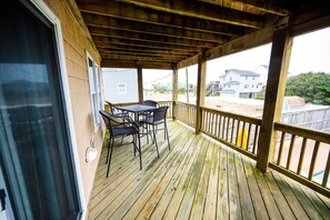 Outdoor dining - Mermaid Way - beach 5 min walk, pool w/heater, hot tub, game room, pet friendly  (Kill Devil Hills)