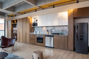 Kjøleskap, mikrobølgeovn, ovn og kokeplater