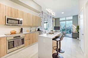 Refrigerador, microondas, horno y parrilla de estufa 