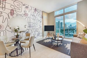 Televisión y oficina 