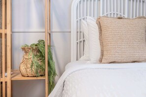 3 bedrooms, desk, iron/ironing board, travel cot - Kings Beach Coastal Getaway, Bring the dog! (Kings Beach)