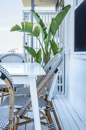 Outdoor dining - Kings Beach Coastal Getaway, Bring the dog! (Kings Beach)