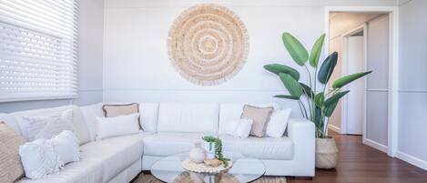 Televisión, futbolito, libros, oficina