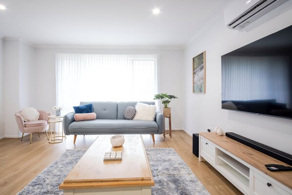 Téléviseur, livres, bureau