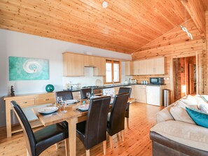 Cottage | Private kitchen | Fridge, dishwasher, electric kettle, toaster - Osprey Lodge (Lincoln)