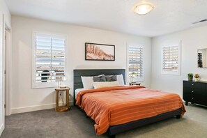 3 habitaciones, escritorio y tabla de planchar con plancha 