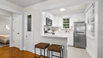 Frigorífico, microondas, horno y placa de cocina